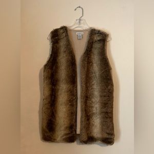 LIZ CLAIBORNE Women’s Faux Fur Knit vest. Used in like-new condition! Sz XL